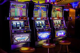 Antarmuka aplikasi mobile chou4d menampilkan sportsbook Liga 1, live dealer, dan slot